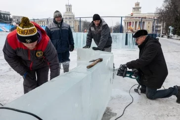 Фото: В Кемерове начали возводить ледовый городок на площади Советов 3