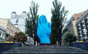 В Киеве памятник Ленину заменили огромной синей рукой