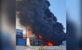 Крупный пожар на складе в Балашихе: огонь перекинулся на соседние здания