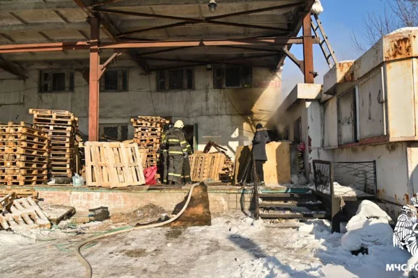 В Новокузнецке пожар в хозблоке уничтожил мебель и вещи