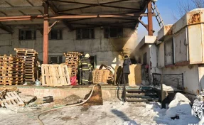 В Новокузнецке пожар в хозблоке уничтожил мебель и вещи