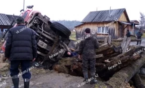 В Кузбассе грузовик обрушил мост и упал в реку