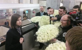 За «Матильду»: православные активисты подарили Поклонской 1001 розу и спели песню