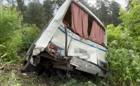 В Бийске пассажирский автобус после столкновения с грузовиком сбил двух человек на остановке и съехал в кювет