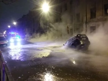 Фото: В Санкт-Петербурге в размыв кипятка провалился внедорожник с водителем 1