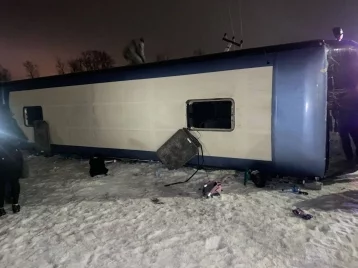 Фото: В Воронежской области на трассе автобус упал в кювет, шесть человек пострадали 1