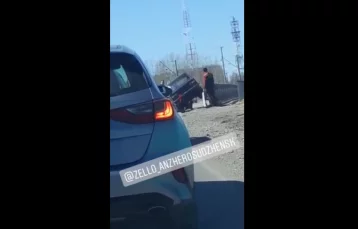 Фото: В Кузбассе автомобиль повис на перилах моста 1