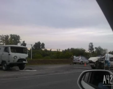 Фото: В Кемерове на Притомском проспекте столкнулись УАЗ и «Жигули»: есть пострадавшие 3