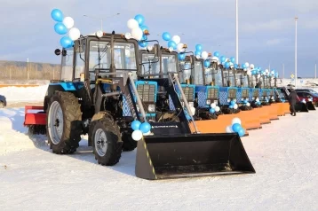 Фото: 10 муниципалитетов Кузбасса получили из Беларуси тракторы для уборки улиц 1