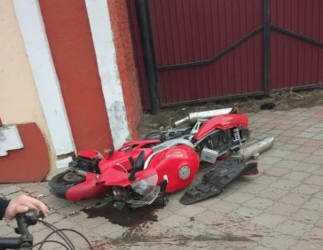 Фото: В Кузбассе столкнулись легковушка и мотоцикл 3
