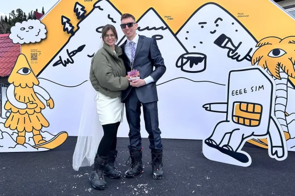 Семь свадеб и одно предложение: женихи и невесты собрались на фестивале «Грелка» в Шерегеше