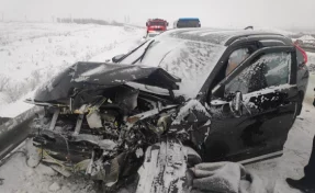 Двое погибли: в Кузбассе водитель пошёл на обгон и спровоцировал смертельное ДТП