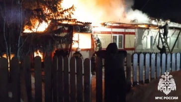 Фото: В Кузбассе двухквартирный дом загорелся из-за дымовой трубы 2