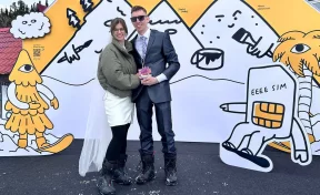 Семь свадеб и одно предложение: женихи и невесты собрались на фестивале «Грелка» в Шерегеше