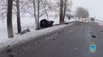 Фото: На трассе в Белгородской области маршрутка с пассажирами упала в кювет, есть погибший и пострадавшие   1