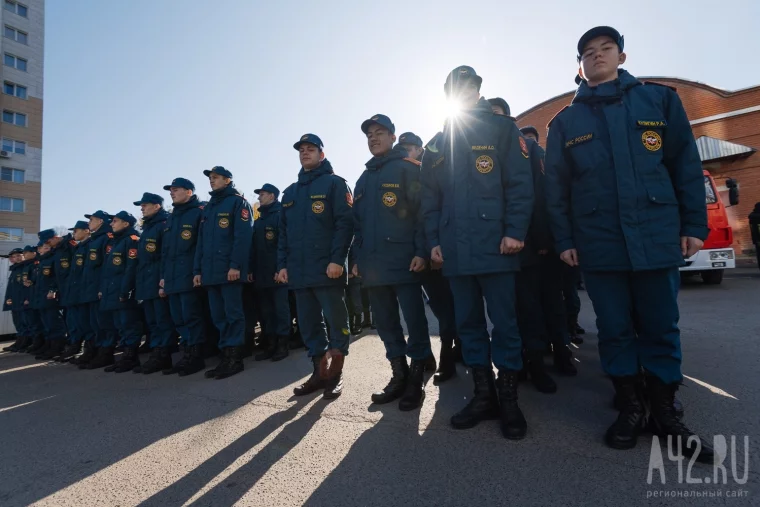 Фото: Вертикальный вызов: необычные соревнования пожарных в Кемерове 31