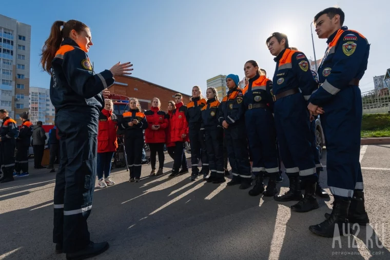Фото: Вертикальный вызов: необычные соревнования пожарных в Кемерове 32