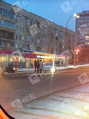 Фото: В Кемерове произошло ДТП на пересечении проспекта Ленина и Пионерского бульвара 3
