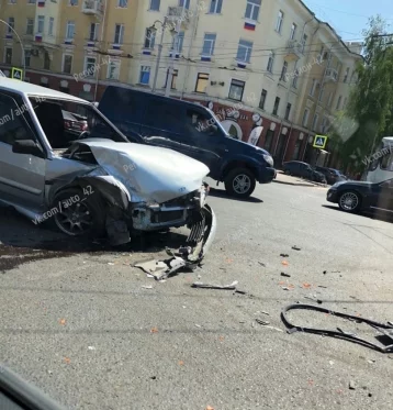 Фото: Два автомобиля столкнулись на Советском проспекте в центре Кемерова 1