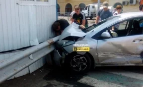 В Кемерове Mazda вылетела на пешеходный переход и врезалась в пост полиции