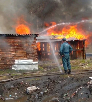 Фото: В районе кемеровской шахты сгорели три стайки 1