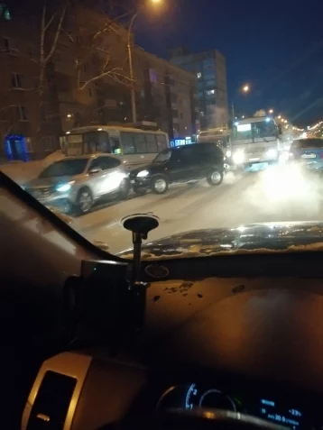Фото: В Кемерове столкнулись троллейбус, маршрутка и две легковушки 1