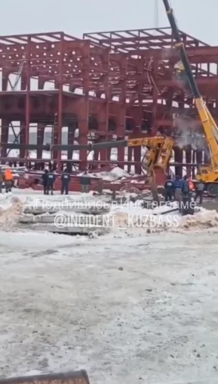 Фото: В Кемерове на стройке рухнул кран: момент ЧП попал на видео 2