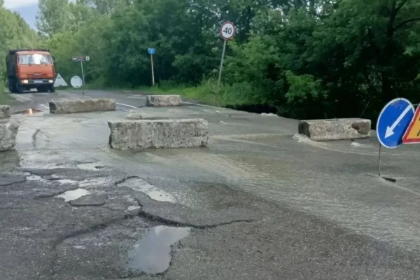 В Новокузнецке размыло дорогу на Карлык: её закрыли