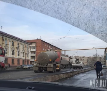 Фото: Фура вылетела на трамвайные пути в Кемерове: образовалась пробка 3
