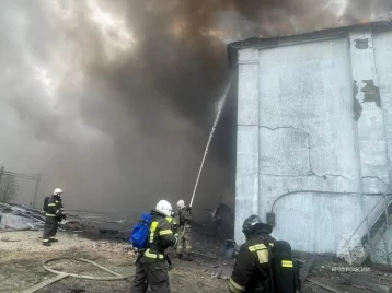 Фото: В Каменске-Уральском горит завод на площади 1250 квадратных метров 1