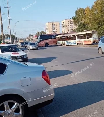 Фото: В Кемерове момент столкновения трамвая и автобуса попал на видео 1