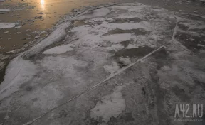 В Якутии паром с людьми застрял во льдах на реке Вилюй