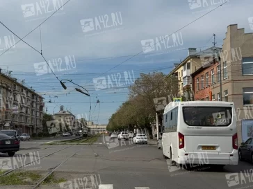 Фото: Оборванная контактная сеть упала на проезжую часть в центре Кемерова 1