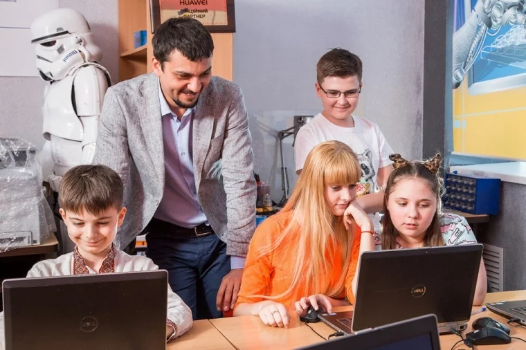 Фото: Новогодние каникулы с пользой для ребёнка: в компьютерном лагере школьники создадут свой Minecraft 1