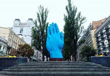Фото: В Киеве памятник Ленину заменили огромной синей рукой 1