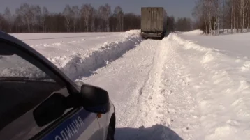 Фото: В Кузбассе сотрудники ГИБДД помогли водителю из Кировской области 1