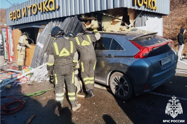 Во Владивостоке автомобиль врезался в кафе: 1 человек погиб и 4 пострадали