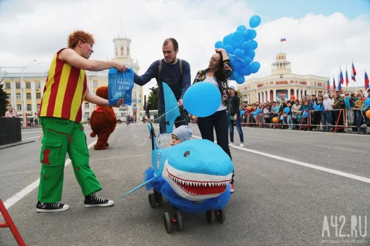 Фото: Акула и экомобиль: в Кемерове состоялся парад колясок 6
