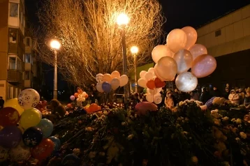 Фото: Кемеровчане выпустили в небо белые шары в память о погибших в «Зимней вишне» 1