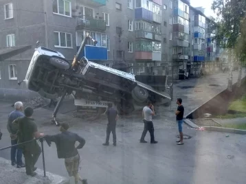 Фото: В кузбасском дворе перевернулся автокран 1