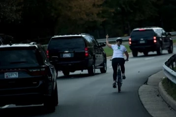 Фото: Велосипедистка показала средний палец обогнавшему её кортежу президента 1