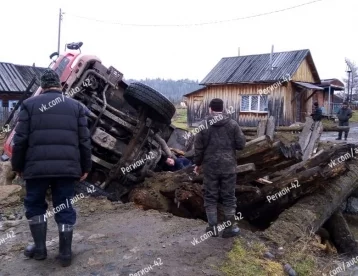 Фото: В Кузбассе грузовик обрушил мост и упал в реку 1