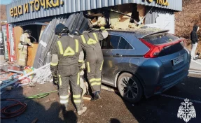 Во Владивостоке автомобиль врезался в кафе: 1 человек погиб и 4 пострадали