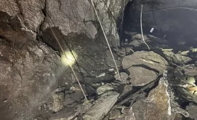 Горного проходчика засыпало на руднике на глубине 1350 метров