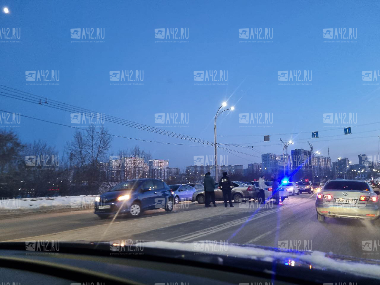 Очевидцы: в Кемерове на улице Терешковой собралась пробка из-за ДТП