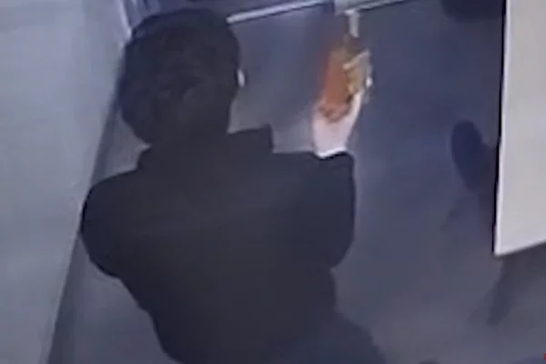 В Кемерове покупатель попытался вынести из магазина 2 бутылки коньяка