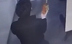 В Кемерове покупатель попытался вынести из магазина 2 бутылки коньяка