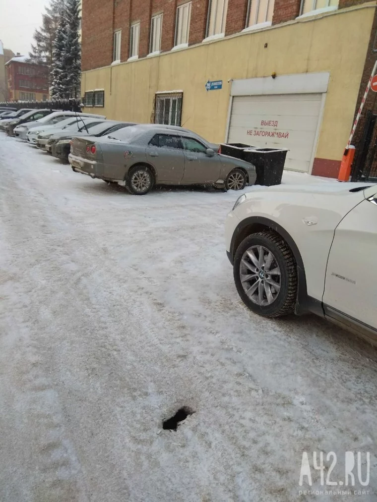 Фото: На одной из центральных улиц Кемерова образовалась дыра в асфальте 2
