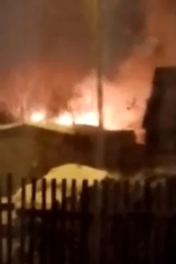 Фото: Крупный пожар в жилом доме в Кемерове попал на видео 1