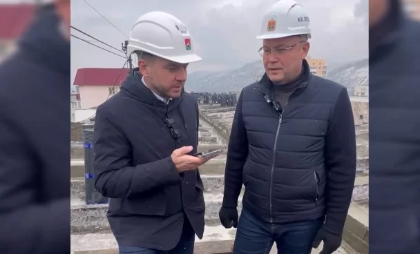 Губернатор Кузбасса поднялся на крышу 9-этажного дома, чтобы сделать важный звонок